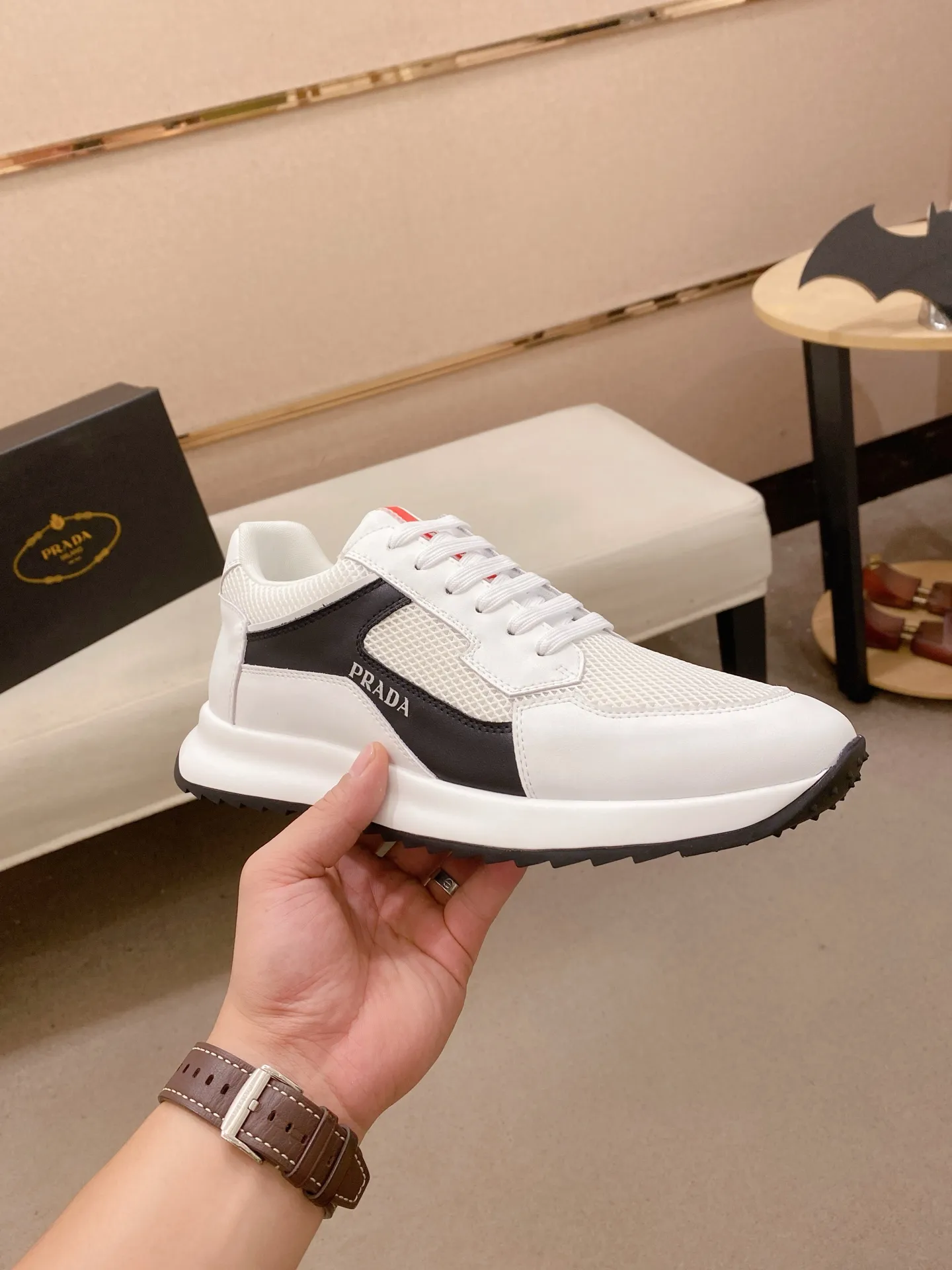 Factory price 462💰 The new PRADA (Prada) counters are launched simultaneously, new men's shoes, 😘fabrics are selected from cowhide. Lining: Mesh lining. 👍🏿 High-end ☄️ air-cushion molded anti-slip rubber outsole, exquisite lines, simple and elegant, comfortable and high-end for leisure travel. Number of yards: 38 to 44. Can be ordered for 45 non-refundable